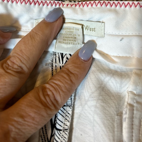 St.Tropez West Black and White Leaf Patterned Capri Pants - Picture 5 of 9